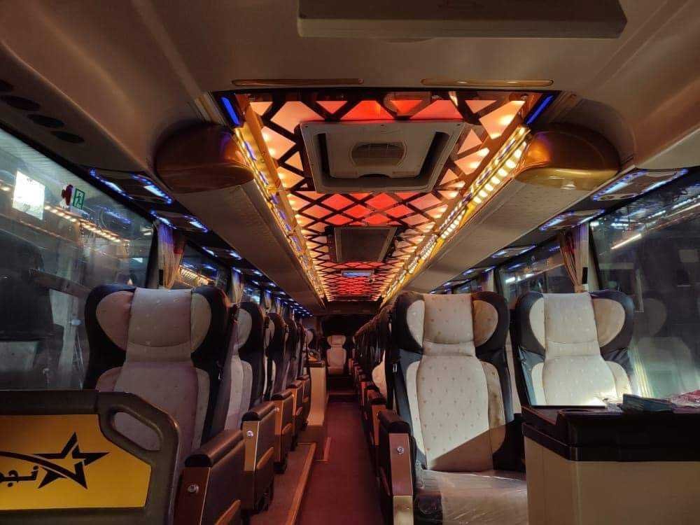باص VIP — ثلاثة صفوف — ٢ + ١