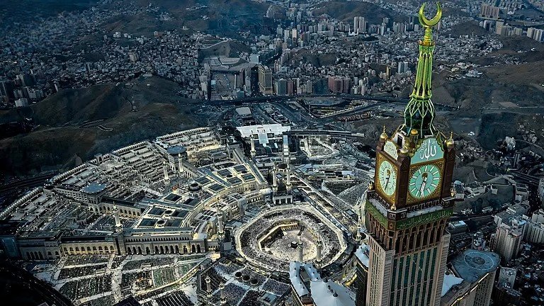 المسجد الحرام ليلاً وحوله أبراج مكة المكرمة