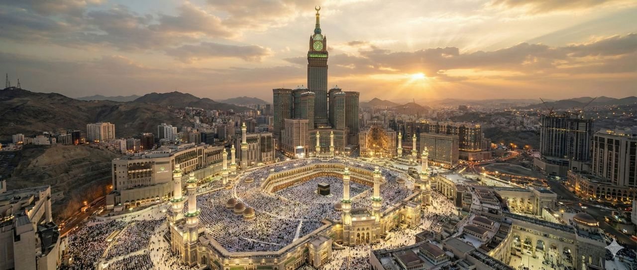 المسجد الحرام من الأعلى والمطاف ممتلئ بالطائفين عند الغروب