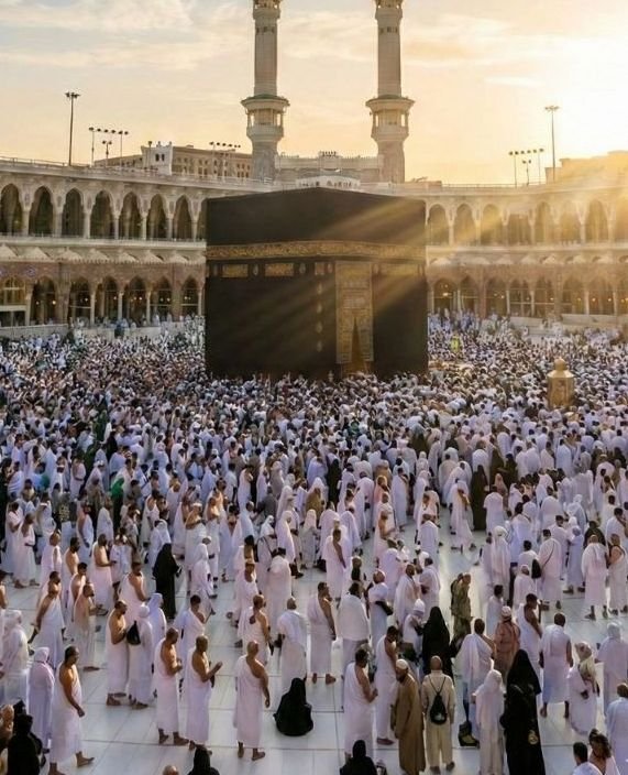 معتمرون بملابس الإحرام في صحن المسجد الحرام